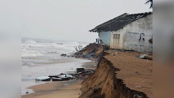 Eight dead as cyclone Hudhud pounds Andhra Pradesh, Odisha