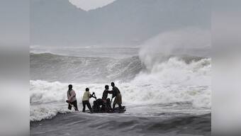 Cyclone Hudhud hits Andhra Pradesh, Odisha killing five people