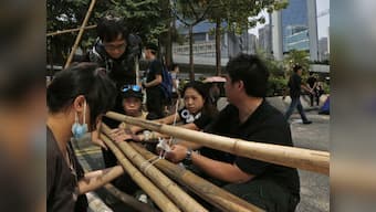 Hong Kong: Crowd tries to charge at pro-democracy protestors 