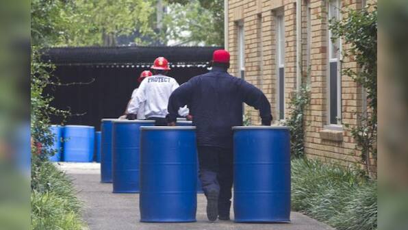 U.S. health workers rally for Dallas nurse with Ebola, students pray