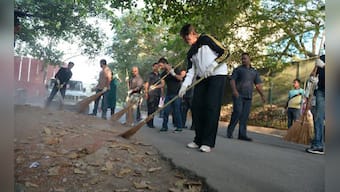 Swachh Bharat campaign: Amitabh Bachchan rolls up his sleeves to sweep Mumbai streets