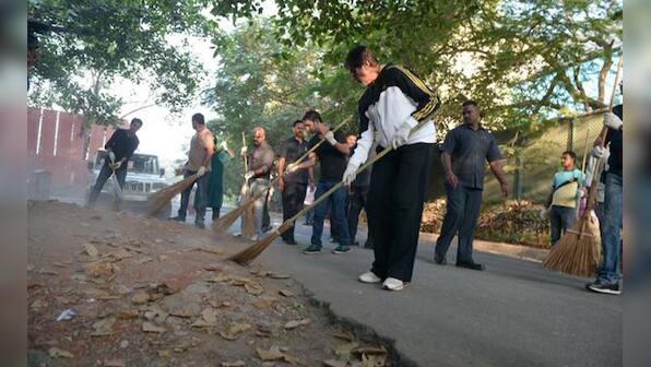 Swachh Bharat campaign: Amitabh Bachchan rolls up his sleeves to sweep Mumbai streets