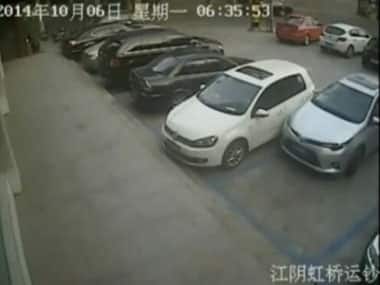 Screenshot of the YouTube video showing the man’s car (right) continuously hitting the white car.