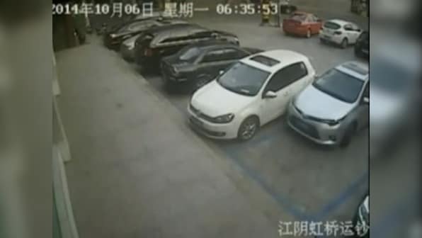 World's worst driver? Man hits car repeatedly as he takes 10 minutes to drive out