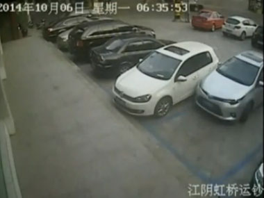 World's worst driver? Man hits car repeatedly as he takes 10 minutes to drive out World's worst driver? Man hits car repeatedly as he takes 10 minutes to drive out