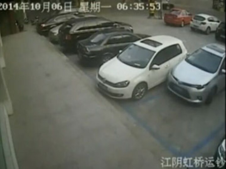 World's worst driver? Man hits car repeatedly as he takes 10 minutes to drive out