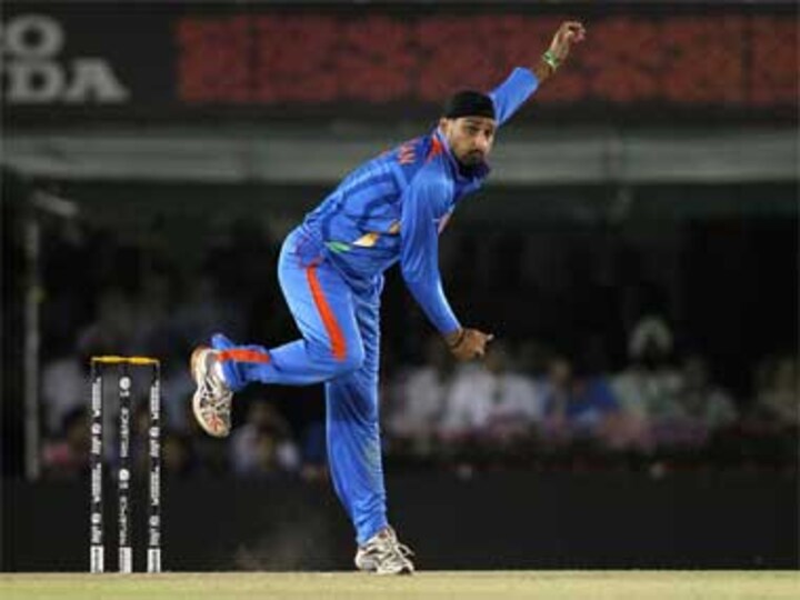 Harbhajan threatens to sue Darrell Hair over chucking 'role model' comments