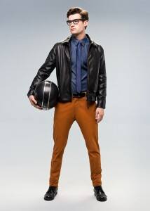 5. To up the ante at work, swanky eyewear and footwear like loafers, boat shoes, and others in the non-sneaker category are a few things you could experiment with.