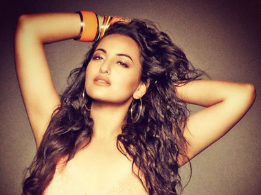 Sonakshi Sinha has a gift for weight critics - her middle finger! Sonakshi Sinha has a gift for weight critics - her middle finger!
