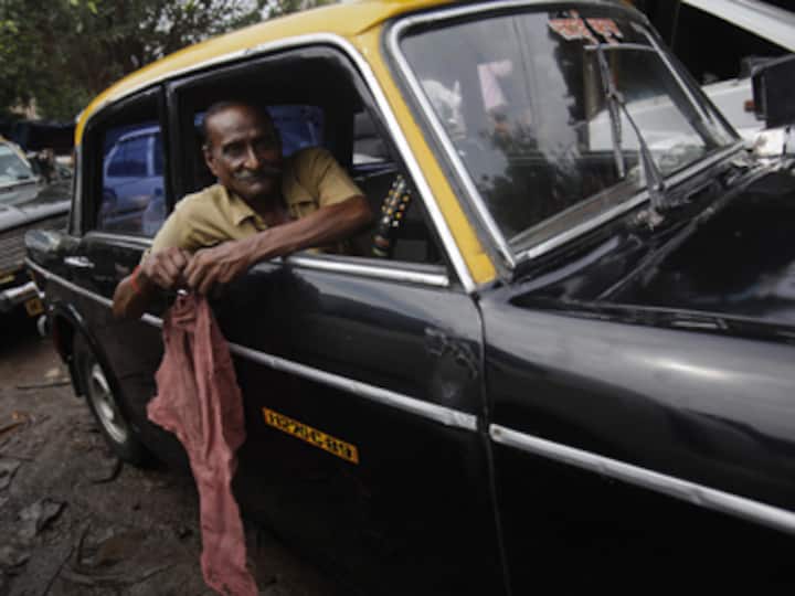 No more khaki for taxiwallahs: Mumbai cabbies will now be in white uniform