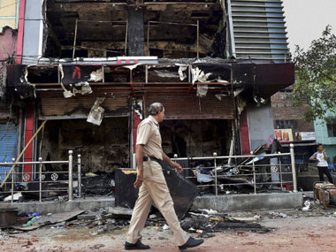 Heroes of Trilokpuri: Eunuchs stop communal goons by threatening to strip Heroes of Trilokpuri: Eunuchs stop communal goons by threatening to strip