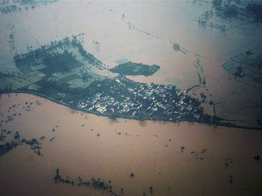 Hudhud aftermath: Vizag airport begins operations; AI resumes flights Hudhud aftermath: Vizag airport begins operations; AI resumes flights
