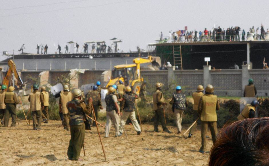 Hisar: Police and Sant Rampal’s followers during a violent clash at Satlok Ashram in Hisar on Tuesday. Supporters of Rampal indulged in clashes with the police to resist his arrest. PTI 