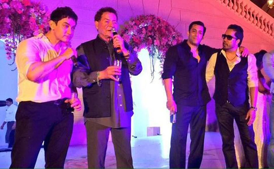 @aamir_khan singing for Arpita. Source: Twitter @aamirkhanph