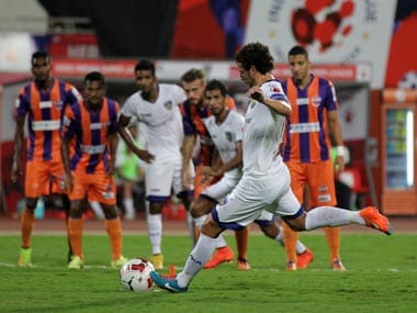 Elano missed a penalty after a foul in the box during a corner. ISL