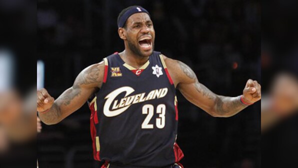 LeBron helps Cavs break four-game losing streak, win 106-74