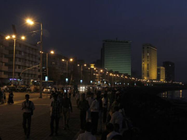 'Mumbai meri jaan' to 'Agla station Dadar': Twitter describes #MumbaiIn3Words