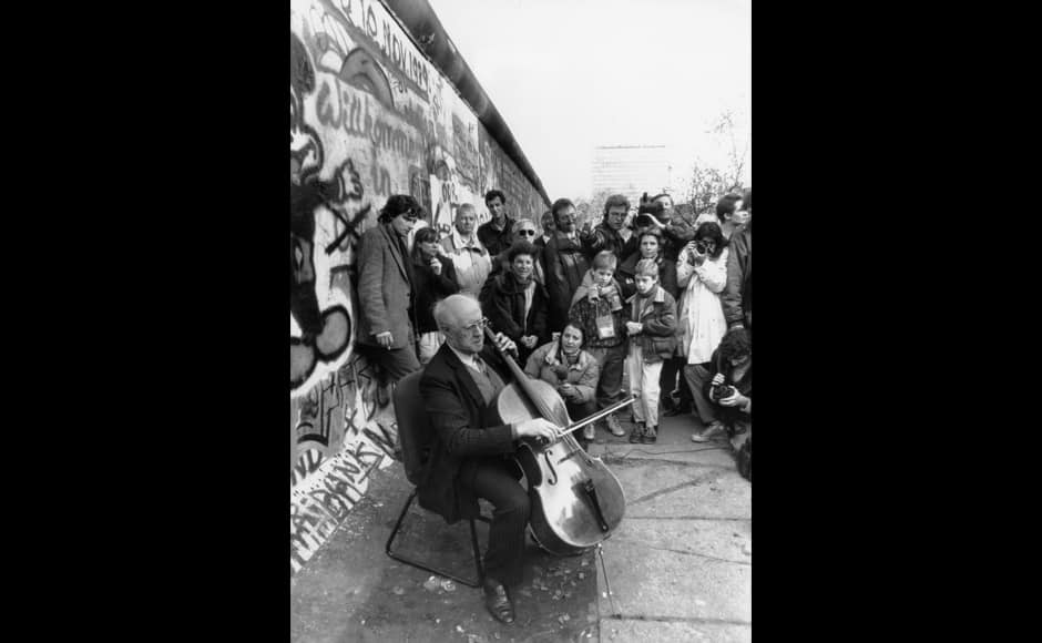 Russian cellist and composer Mstislav Rostropovich is filmed by media as he plays Bach next to the Berlin wall at Checkpoint Charlie, in this November 12, 1989 file photo. Rostropovich, who became an international symbol of the fight for artistic freedom under Soviet rule, died on Friday at the age of 80 a spokeswoman for Russia's state culture agency said. Russian news agencies quoted a source close to the musician as saying that Rostropovich had died in a Moscow hospital after a long illness. REUTERS/ullstein - Succo (GERMANY) B/W ONLY BEST QUALITY AVAILABLE - RTR1P3C6