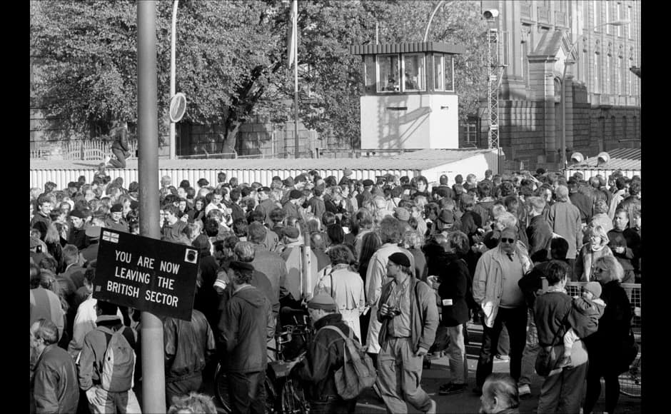 West Berlin citizens welcome East Germans who passed the border checkpoint Invalidenstrasse after the opening of the East German border was announced in Berlin, November 9, 1989. REUTERS/Fabrizio Bensch (GERMANY) - RTR25OWA