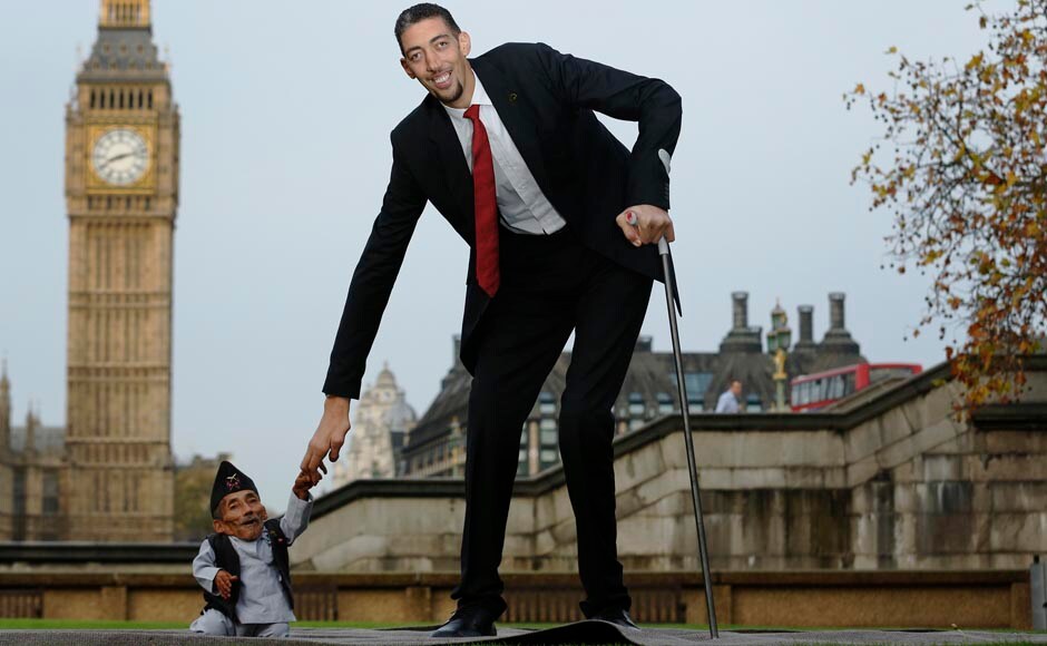 Image of the day: When the world's tallest man met the world's shortest