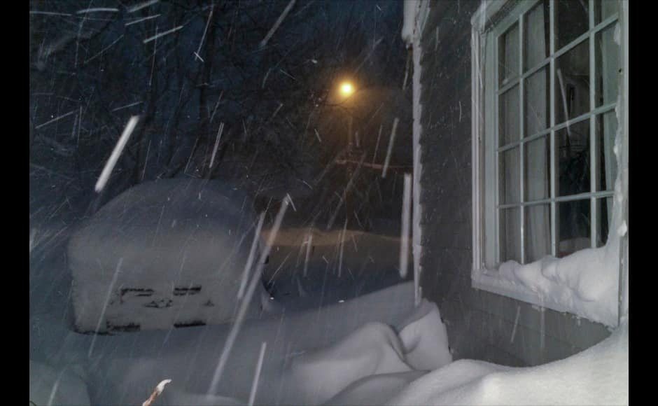 Heavy Lake Effect snow falls and accumulates on a vehicle in the driveway of a home in Orchard Park, New York, November 18, 2014. Temperatures in all 50 U.S. states dipped to freezing or below on Tuesday as an unseasonably cold blast of weather moved across the country, while heavy snow prompted a state of emergency in western New York. REUTERS