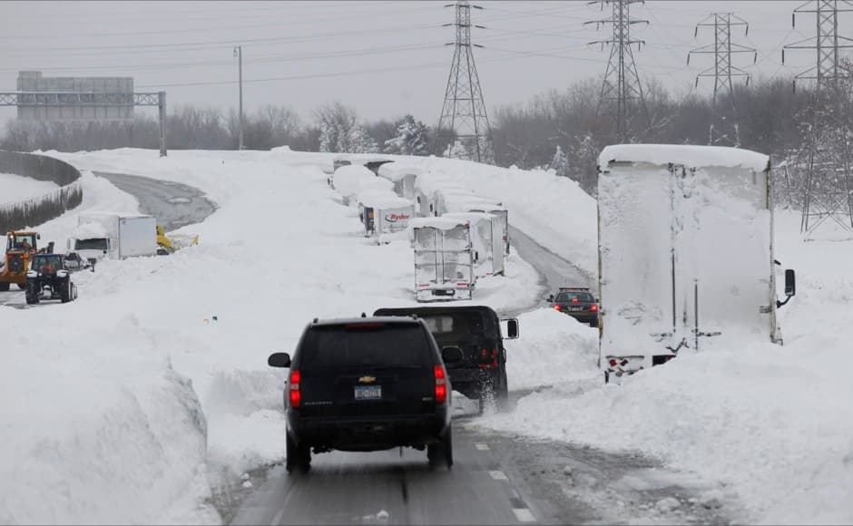 New York Governor Andrew Cuomo's entourage makes its way on interstate I-190 to survey an area in West Seneca, New York November 19, 2014. Cuomo and other government officials viewed part of the thruway where several trucks and motorists were stranded after an autumn blizzard dumped a year's worth of snow on western New York state. Five people died and residents, some stranded overnight in cars, braced for another pummeling expected later on Wednesday. REUTERS