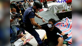 Hong Kong: Police clear pro-democracy camps, arrest student leaders 