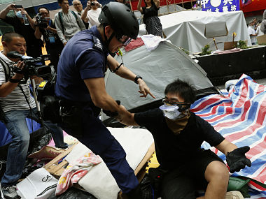 Hong Kong: Police clear pro-democracy camps, arrest student leaders  Hong Kong: Police clear pro-democracy camps, arrest student leaders