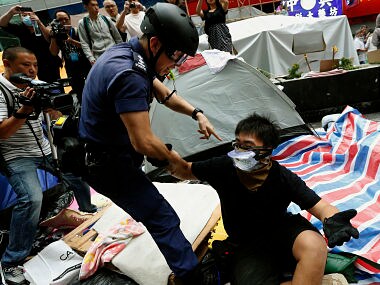 Hong Kong: Police clear pro-democracy camps, arrest student leaders 
