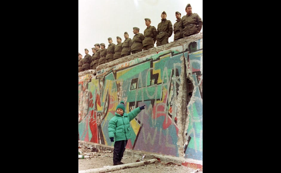 FILE PHOTO 11NOV89 - A young West German girl smiles at her father as she points to a large hole in the Berlin Wall in this November 11, 1989 file photo. The 10th anniversary off the 