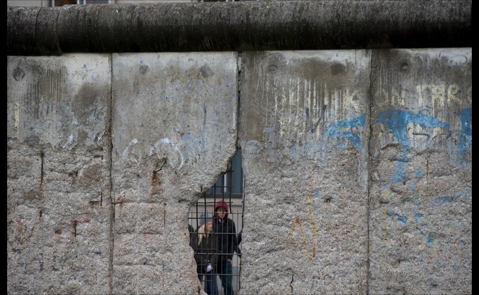 People take a walk along a Berlin Wall piece in Berlin's Mitte (Centre) district November 4, 2013. Berlin will mark the 24th anniversary of the fall of the Berlin Wall on November 9. Picture taken Novemebr 4.REUTERS/Tobias Schwarz (CITYSCAPE SOCIETY - Tags: CITYSPACE ANNIVERSARY SOCIETY) CITYSCAPE - RTX15474