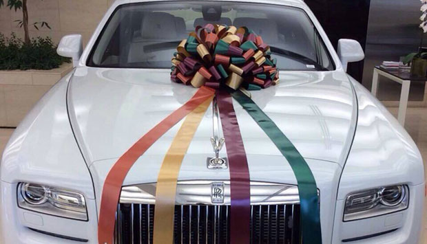 Everyone wants a bhai like Salman Khan: After Rs 16 cr flat, he gifts sister Arpita a Rolls Royce Phantom Everyone wants a bhai like Salman Khan: After Rs 16 cr flat, he gifts sister Arpita a Rolls Royce Phantom