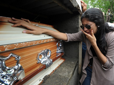 Honduras: Town turns up for burial of slain Miss World contestant and her sister Honduras: Town turns up for burial of slain Miss World contestant and her sister