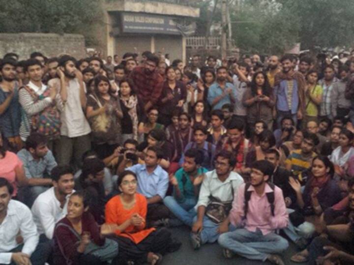 Backlash against moral policing comes to Delhi; students clash with Sangh outfits