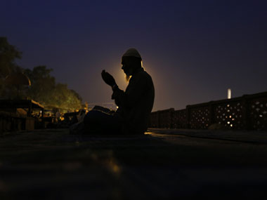 Dead pig found in Okhla mosque: Muslims, Hindus work together to prevent tension Dead pig found in Okhla mosque: Muslims, Hindus work together to prevent tension