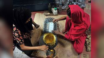 Karachi: Police rescue girls traded by seminary for non-payment of debt