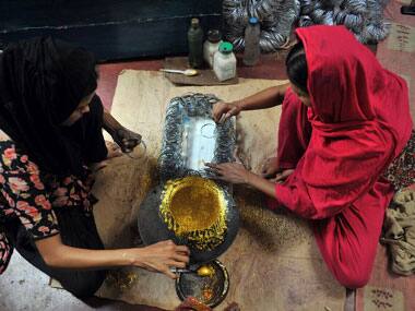 Karachi: Police rescue girls traded by seminary for non-payment of debt