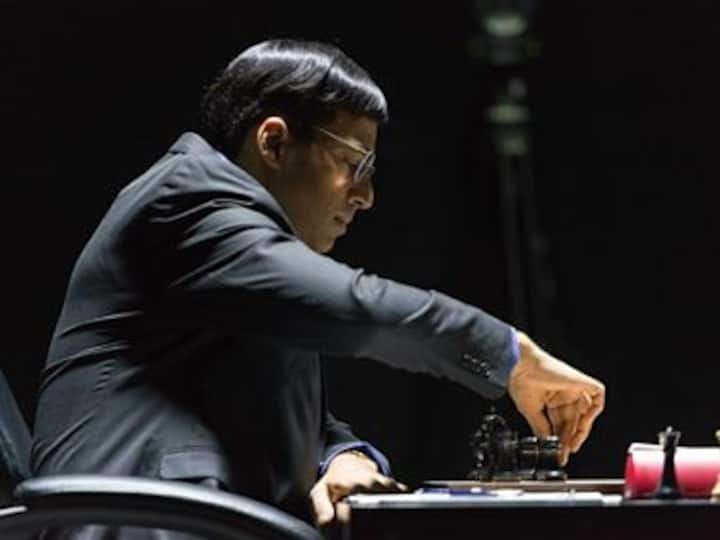 Game 6, as it happened: Carlsen hands Anand a painful loss
