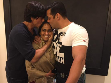 Aww! Shah Rukh, Salman Khan kiss bride-to-be Arpita Aww! Shah Rukh, Salman Khan kiss bride-to-be Arpita