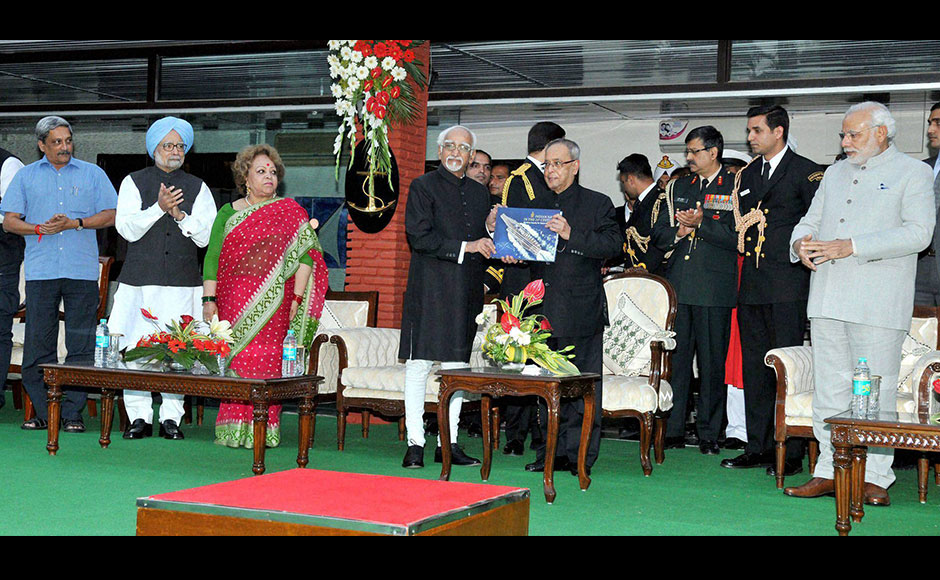 Photos: Narendra Modi, Manmohan Singh share stage at Navy Day celebrations Photos: Narendra Modi, Manmohan Singh share stage at Navy Day celebrations