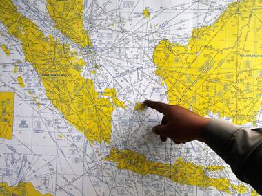 AirAsia flight QZ8501: Life raft, plane door spotted in sea, say officials
