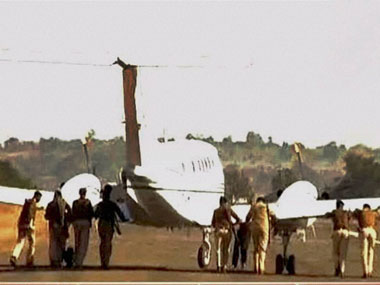 Cops push Madhya Pradesh CM's plane to make way for Kamal Nath's aircraft Cops push Madhya Pradesh CM's plane to make way for Kamal Nath's aircraft