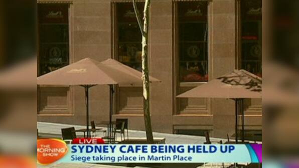 Gunman still in control but 3 hostages flee from Sydney Lindt cafe