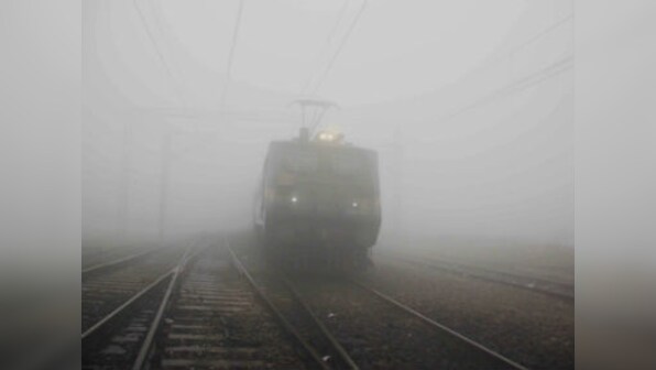 Delhi: Cold wave and fog continues, 27 flights and over 90 trains delayed 