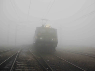 Delhi: Cold wave and fog continues, 27 flights and over 90 trains delayed Delhi: Cold wave and fog continues, 27 flights and over 90 trains delayed