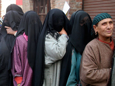 Live: J&K records 49% voting, Jharkhand figure stands at 61.08% during fourth phase Live: J&K records 49% voting, Jharkhand figure stands at 61.08% during fourth phase