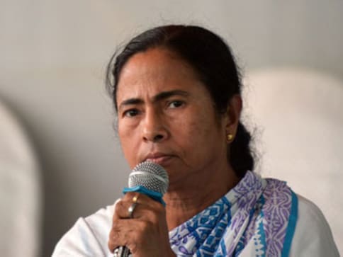 Mamata Banerjee calls on Pranab Mukherjee after his surgery Mamata Banerjee calls on Pranab Mukherjee after his surgery