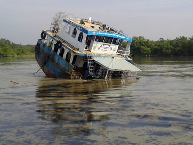 Point of no return? Bangladesh begins Sunderbans oil spill clean-up with sponges, sacks Point of no return? Bangladesh begins Sunderbans oil spill clean-up with sponges, sacks