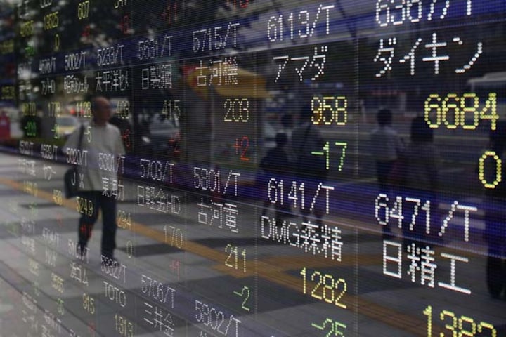 Dow ends over 18000 for first time ever as US GDP is at best pace in 11 years