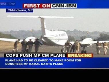 Policemen push Shivraj Singh's plane. Ibnlive